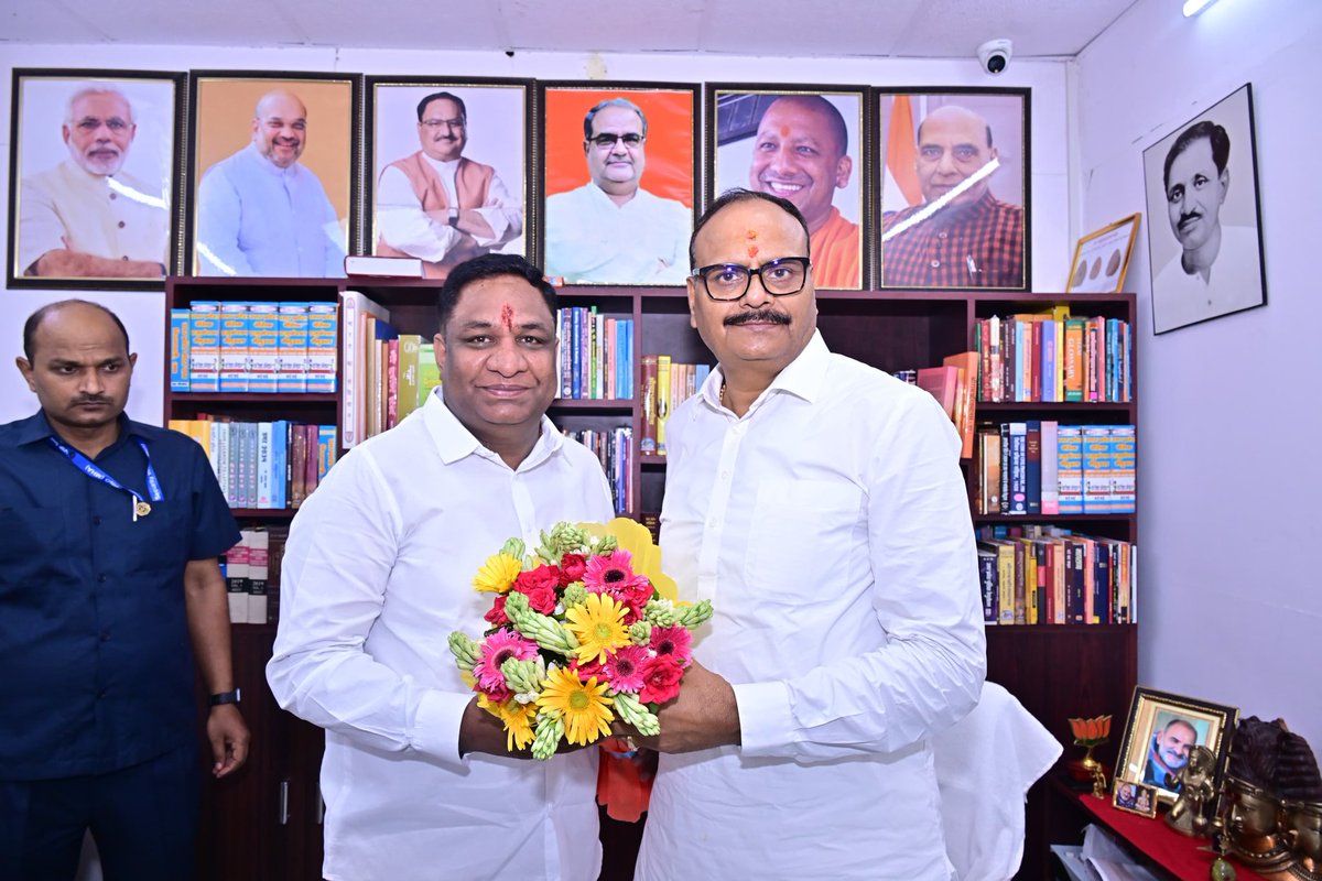 प्रदेश के  सरल ,सहज और जन जन में लोकप्रिय उपमुख्यमंत्री आदरणीय <a href="/brajeshpathakup/">Brajesh Pathak</a>जी को  जन्मदिन पर ढेर सारी शुभकामनाएं और बधाई ! बाबा विश्वनाथ की कृपा सदैव आप पर बनी रहे।बाबा विश्वनाथ आपको  यश ,कीर्ति ,उत्तम स्वास्थ्य और सुदीर्घ जीवन प्रदान करें यही कामना है। 🎉🎂🙏💐
<a href="/BJP4UP/">BJP Uttar Pradesh</a>