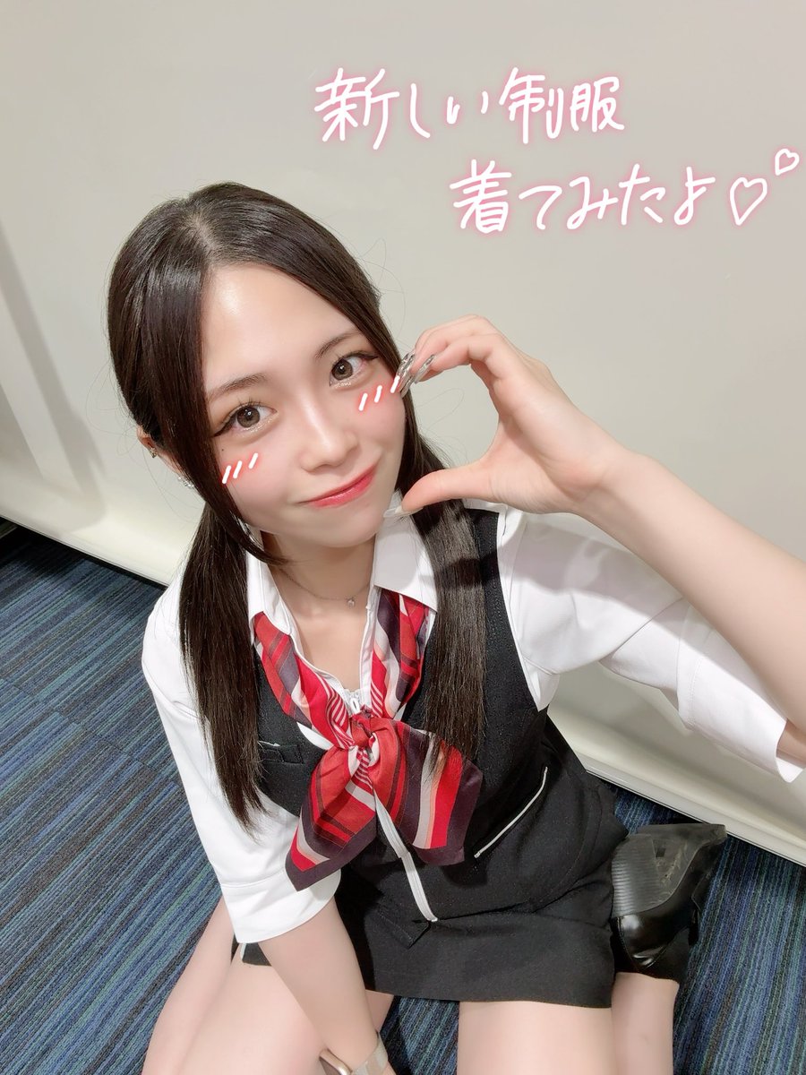 bm_tochihon's tweet image. こんちゃ🙋‍♀️

ミッション達成！！ってことで
新制服着てみたよ〜😙（どうかな💭）

まだ先の事なんだけど！
１日だけこの制服きてホール出ていいって😍
久しぶりのスカートでソワソワꉂ🤣𐤔

７月21日だよ📝
会いに来てくれたら嬉しいな😳🫶

#ビックマーチ栃木本店
#あーちゃむ