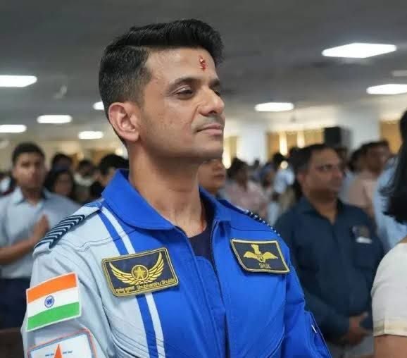 तिलक भी लगाते हैं, पूजा भी करते हैं, विज्ञान भी पढ़ते हैं और इतिहास भी रचते हैं।

मेहरबान, कदरदान, साहिबान............ हो जाइए सावधान। 

हिंदुस्तान की आन-बान-शान ग्रुप कैप्टन शुधांशु शुक्ला जी अंतरिक्ष में पधार रहे हैं। पूरे देश को गौरवान्वित कर रहे हैं।