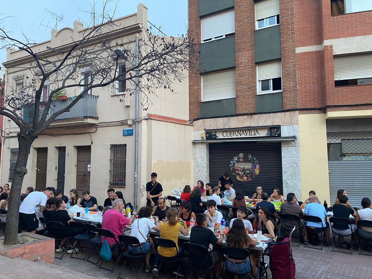 EsplaiVolivol's tweet photo. Aquest any hem tornat a gaudir totes juntes de la Revetlla de Sant Joan(a) d’una forma molt especial 🧨✨

Moltes gràcies per donar-ho tot a la pista de ball i gràcies a @djpinyi per acompanyar-nos aquestes dues nits 💛 https://t.co/cSqOeCdQvz