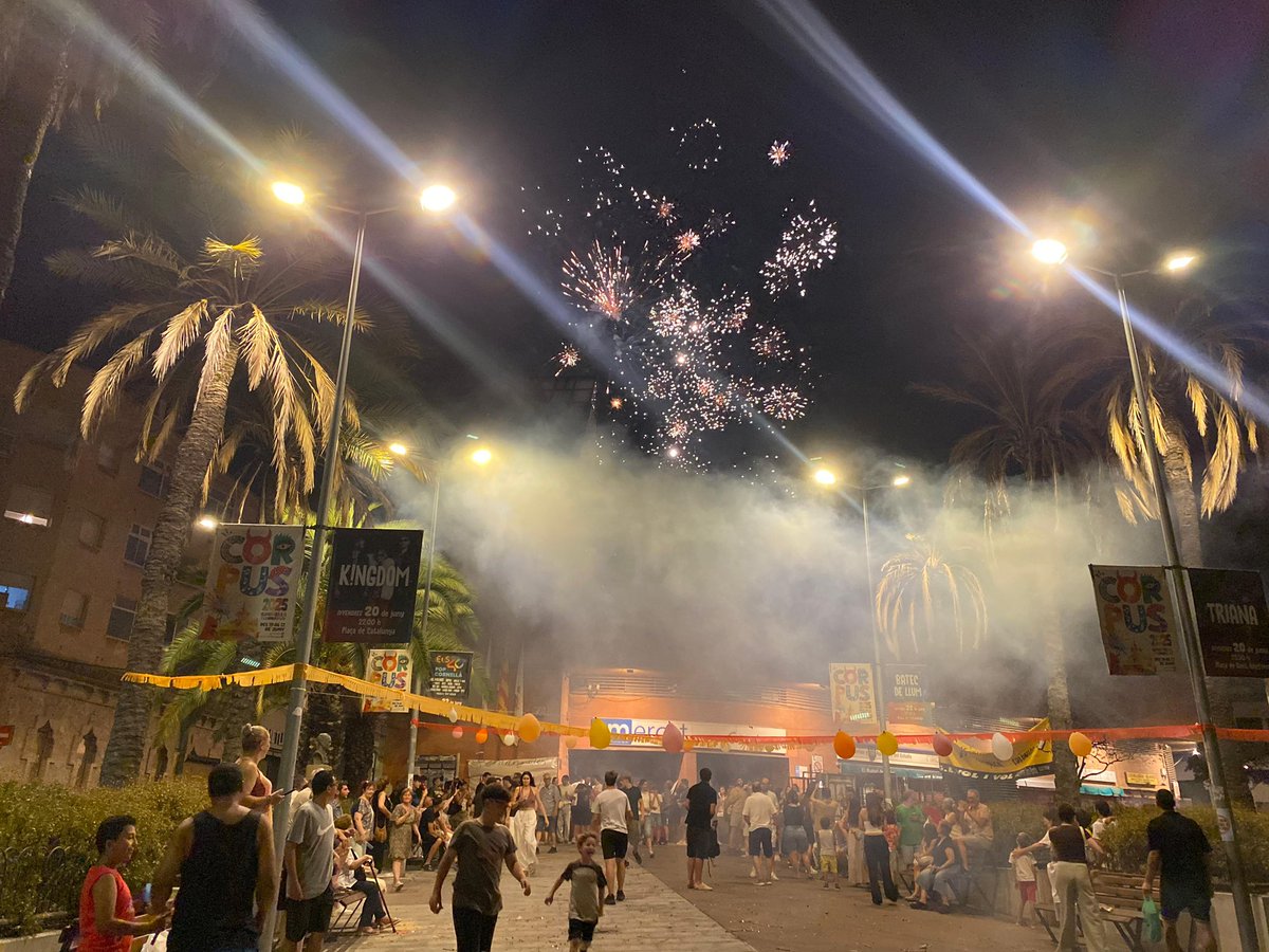 EsplaiVolivol's tweet photo. Aquest any hem tornat a gaudir totes juntes de la Revetlla de Sant Joan(a) d’una forma molt especial 🧨✨

Moltes gràcies per donar-ho tot a la pista de ball i gràcies a @djpinyi per acompanyar-nos aquestes dues nits 💛 https://t.co/cSqOeCdQvz