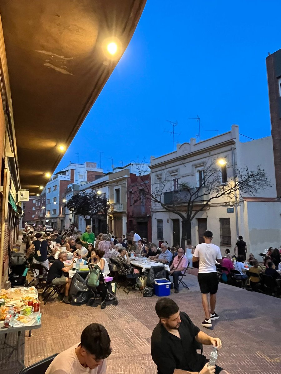 EsplaiVolivol's tweet photo. Aquest any hem tornat a gaudir totes juntes de la Revetlla de Sant Joan(a) d’una forma molt especial 🧨✨

Moltes gràcies per donar-ho tot a la pista de ball i gràcies a @djpinyi per acompanyar-nos aquestes dues nits 💛 https://t.co/cSqOeCdQvz