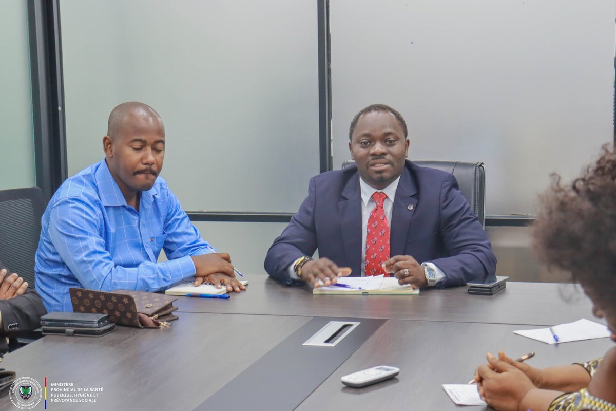 GongoPatricien's tweet photo. LANCEMENT IMMINENT DE LA MUTUELLE DE SANTÉ DE LA VILLE DE KINSHASA

Bientôt, grâce à la Mutuelle de Santé de Kinshasa, la santé ne sera plus un luxe, mais un droit effectif pour tous.

Dans le cadre de notre engagement constant à améliorer les conditions de vie des Kinois, nous avons présidé une importante réunion préparatoire avec les Médecins Directeurs des établissements de santé de la capitale. Cette rencontre marque une étape décisive dans le processus de mise en œuvre de la Mutuelle de Santé de la Ville de Kinshasa, un projet novateur, socialement responsable et profondément humain.

Objectif : garantir à chaque citoyen, sans distinction, un accès durable à des soins de qualité à un coût accessible.

Au cœur des échanges,
La viabilisation des structures sanitaires de la ville, condition indispensable pour assurer une prise en charge efficace des futurs membres de la Mutuelle ;

L’amélioration de la gouvernance sanitaire de proximité, à travers une synergie renforcée entre les autorités sanitaires et les responsables médicaux ;

L’adoption de mesures concrètes visant à moderniser l’accueil, l’offre de soins, et les mécanismes de remboursement dans les établissements de santé.

Ce projet d’envergure est l’illustration parfaite d’une gouvernance tournée vers l’humain, centrée sur l’équité et la dignité. Il traduit notre volonté ferme de bâtir un système de santé solidaire, dans lequel chaque Kinois, quel que soit son statut, peut se soigner dans des conditions décentes.

Nous saluons l’engagement et le professionnalisme des Médecins Directeurs qui accompagnent cette dynamique, et réaffirmons notre détermination à faire de la santé pour tous une réalité palpable, ici même, à Kinshasa.

#ministredupeuple #sante #hygeine #PrevoyanceSociale
