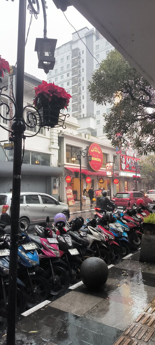 it’s raining and somehow that feels just right today 🌧️
cozy, quiet, a little dramatic — perfect.