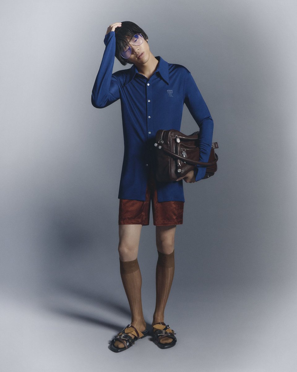 acnestudios's tweet image. Introducing Acne Studios SS26 Menswear collection.
Codes of masculinity through an eclectic, spontaneous lens. The collection invites an intuitive and instinctive way of dressing.
Photographer: Teresa Ciocia
Stylist: Léopold Duchemin
Makeup: Regina Tornwall
Hair: Tom Wright