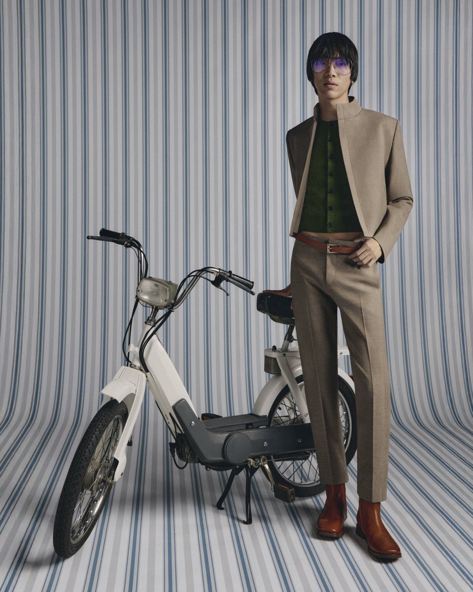 acnestudios's tweet image. Introducing Acne Studios SS26 Menswear collection.
Codes of masculinity through an eclectic, spontaneous lens. The collection invites an intuitive and instinctive way of dressing.
Photographer: Teresa Ciocia
Stylist: Léopold Duchemin
Makeup: Regina Tornwall
Hair: Tom Wright