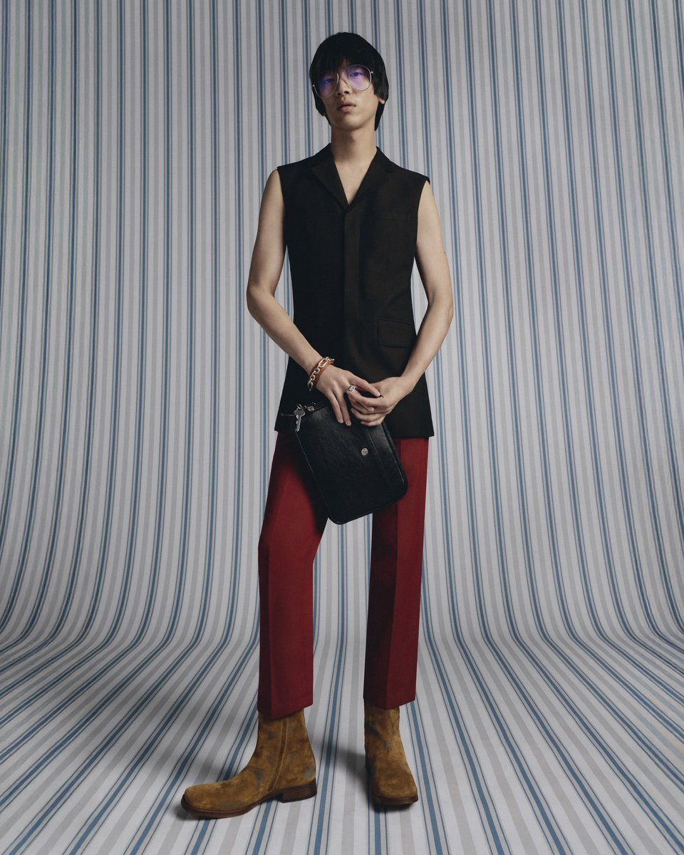acnestudios's tweet image. Introducing Acne Studios SS26 Menswear collection.
Codes of masculinity through an eclectic, spontaneous lens. The collection invites an intuitive and instinctive way of dressing.
Photographer: Teresa Ciocia
Stylist: Léopold Duchemin
Makeup: Regina Tornwall
Hair: Tom Wright