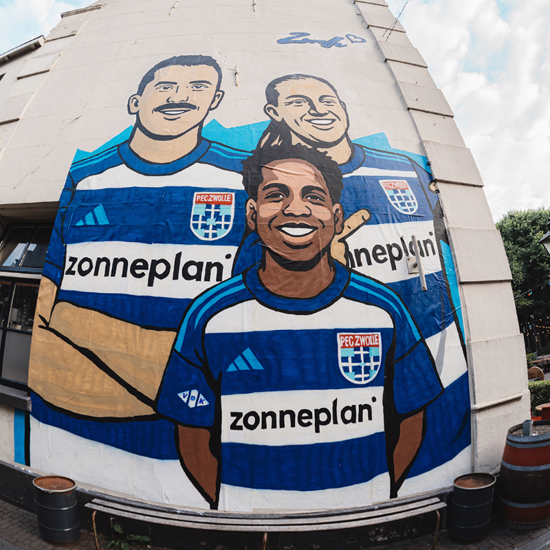 PECZwolle's tweet photo. Home has never looked so good 💙

Welkom op het allermooiste shirt en bij de mooiste club van allemaal, @Zonneplan.

Het nieuwe Adidas x PEC Zwolle thuisshirt. Vrijdag 11 juli online.

#peczwolle