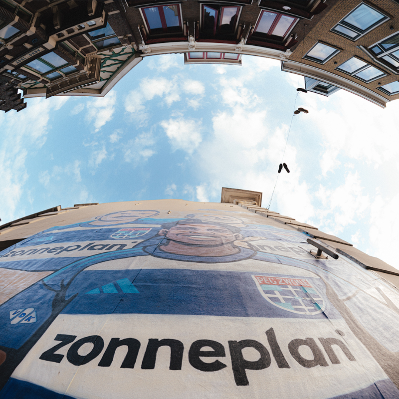 PECZwolle's tweet photo. Home has never looked so good 💙

Welkom op het allermooiste shirt en bij de mooiste club van allemaal, @Zonneplan.

Het nieuwe Adidas x PEC Zwolle thuisshirt. Vrijdag 11 juli online.

#peczwolle