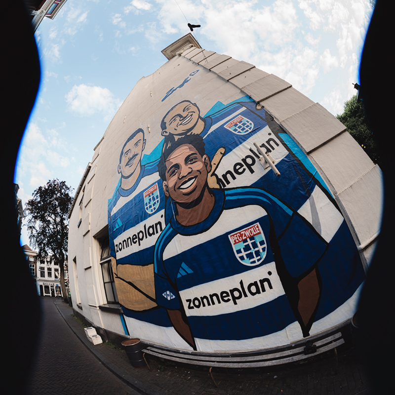 PECZwolle's tweet photo. Home has never looked so good 💙

Welkom op het allermooiste shirt en bij de mooiste club van allemaal, @Zonneplan.

Het nieuwe Adidas x PEC Zwolle thuisshirt. Vrijdag 11 juli online.

#peczwolle