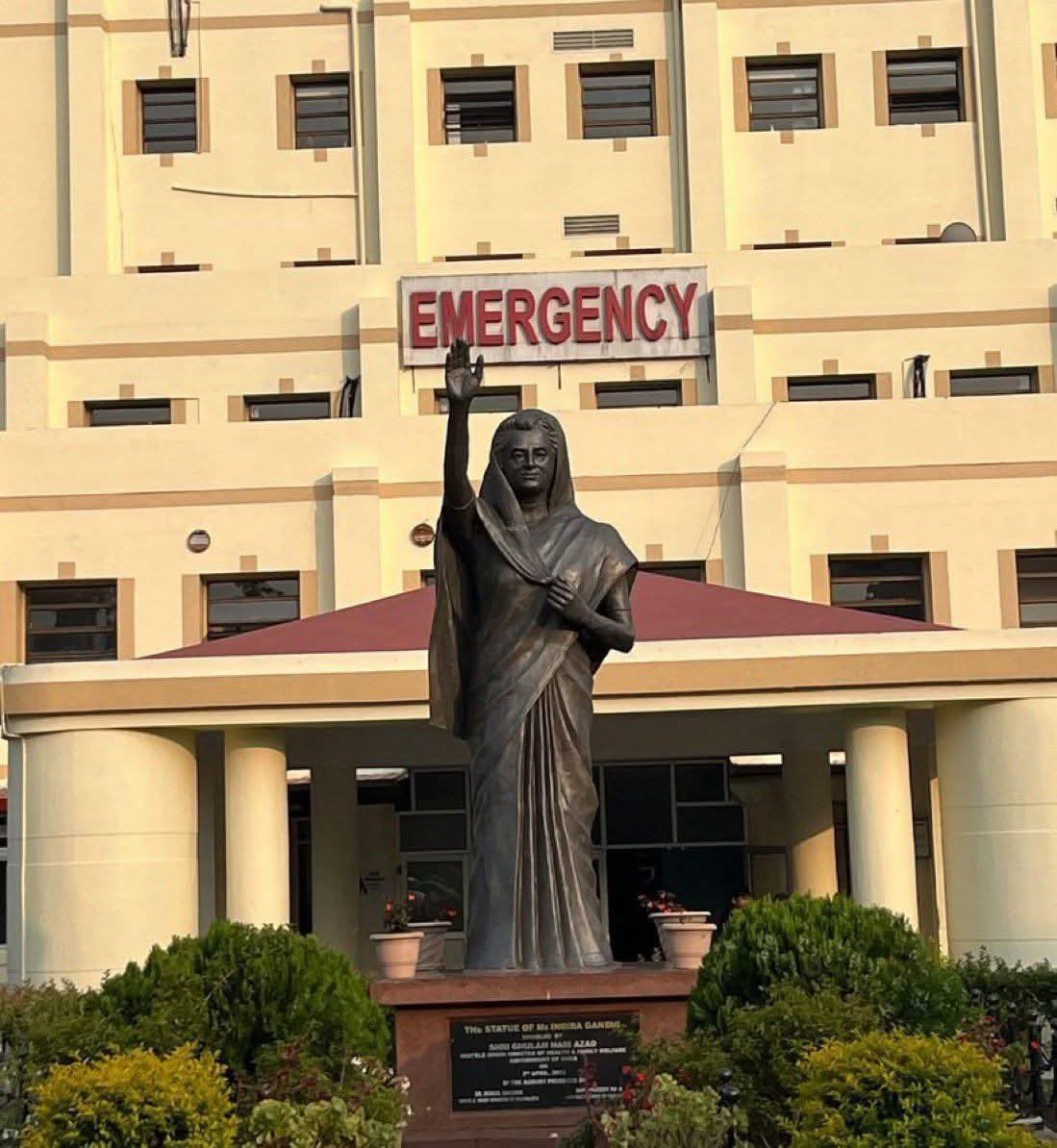 पहली बार कांग्रेसियों ने बड़े अच्छे जगह पर इंदिरा गांधी की मूर्ति लगाई है...