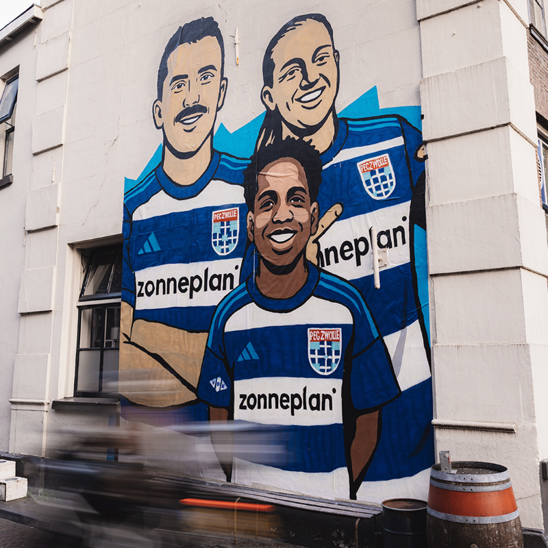 PECZwolle's tweet photo. Home has never looked so good 💙

Welkom op het allermooiste shirt en bij de mooiste club van allemaal, @Zonneplan.

Het nieuwe Adidas x PEC Zwolle thuisshirt. Vrijdag 11 juli online.

#peczwolle