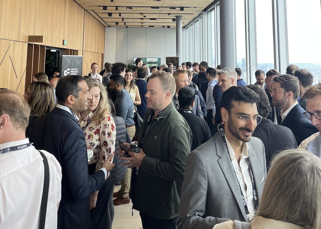 Grosse journée à Londres où j'ai participé au Crypto Finance Forum organisé par <a href="/cryptio_co/">Cryptio</a>.

Super event, très quali, avec un bon mix entre la TradFi et la DeFi.

Pas mal de choses à retenir et qui reflètent ce qu’on voit chez <a href="/TheBigWhale_/">The Big Whale 🐳</a> :

1/ Les stablecoins sont LE sujet du