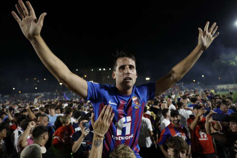 #DEPORTIVO: EL 25 DE JUNIO debería ser declarado DÍA DEL DEPORTIVO. 
25 DE JUNIO DE 2006. ASCENSO A 2ª B tres lustros después con Manolo González como héroe de Montilivi.
25 DE JUNIO DE 2023: ASCENSO A 2ª DIVISIÓN 59 años después con Juanto como mito del Deportivismo. #Eldense