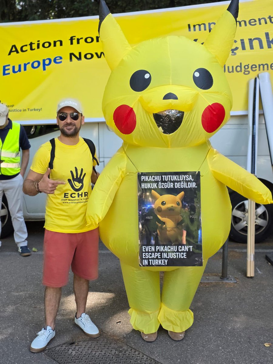 Strazburg ‘da Avrupa Konseyi önünde el ele, gönül gönüle mahzun, mukedder ve mazlum yüreklerin dili olmak için buluşuyoruz. 
Unutma SEN yoksan 1 eksiğiz!

#StrasbourgMeetingForJustice  
  #StrazburgAdaletBuluşması
#Pickachu