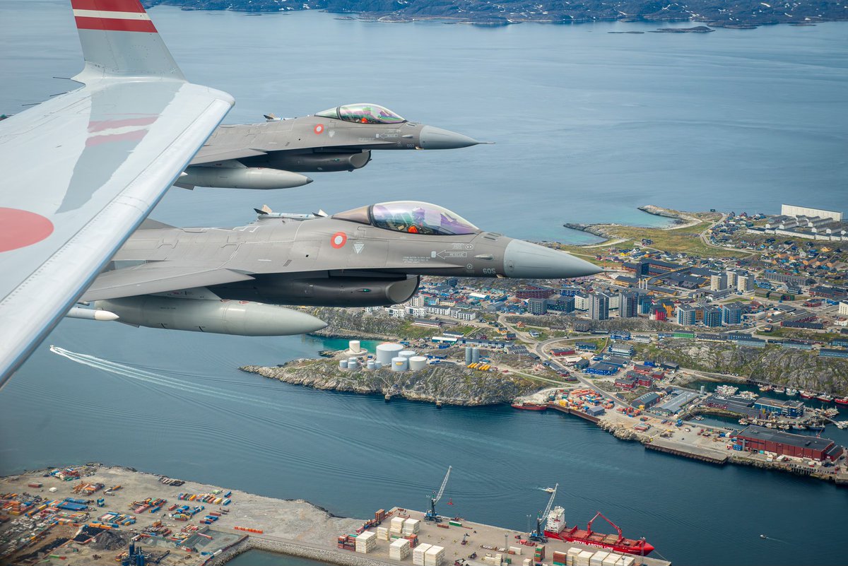 Danske F-16 er lige nu i Grønland, hvor de er en del af Forsvarets faste suverænitetshåndhævelse i Kongeriget og Forsvarets øgede tilstedeværelse i Grønland.
F-16 piloterne tog turen fra Danmark til Grønland med støtte fra et fransk MRTT lufttankningsfly fra Armée de l'Air et de