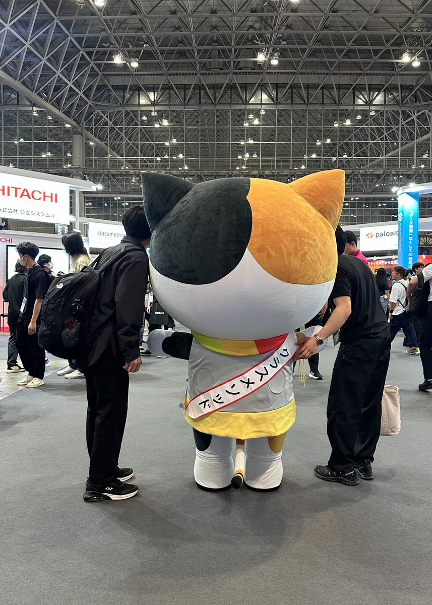 AWS Summit Japan 2日目！
EXPO会場がオープンしたにゃん！

きのうはみんなと
いっぱいあそんでたのしかったにゃん♪
きょうもブースにあそびにいくから、
写真いっぱいとろうにゃん📸🐱

#AWSSummit