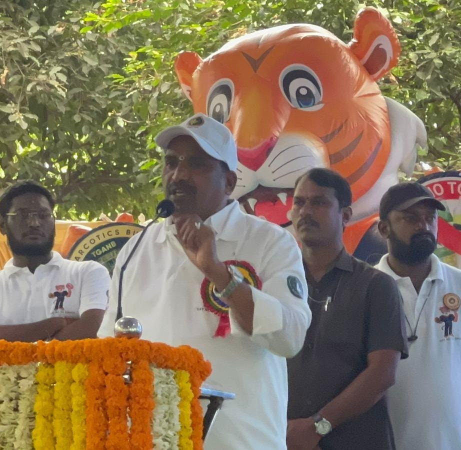 డ్రగ్స్ నియంత్రణపై అవగాహన కార్యక్రమంలో పాల్గొన్న ప్రభుత్వ విప్,ఆలేరు ఎమ్మెల్యే శ్రీ బీర్ల అయిలయ్య గారు.

హైదరాబాద్ లోని నెక్లెస్ రోడ్డులో తెలంగాణ రాష్ట్ర ప్రభుత్వం ఆధ్వర్యంలో డ్రగ్స్ నియంత్రణపై అవగాహన, అంతర్జాతీయ మాదక ద్రవ్య దుర్వినియోగం మరియు అక్రమ రవాణా వ్యతిరేక దినోత్సవం