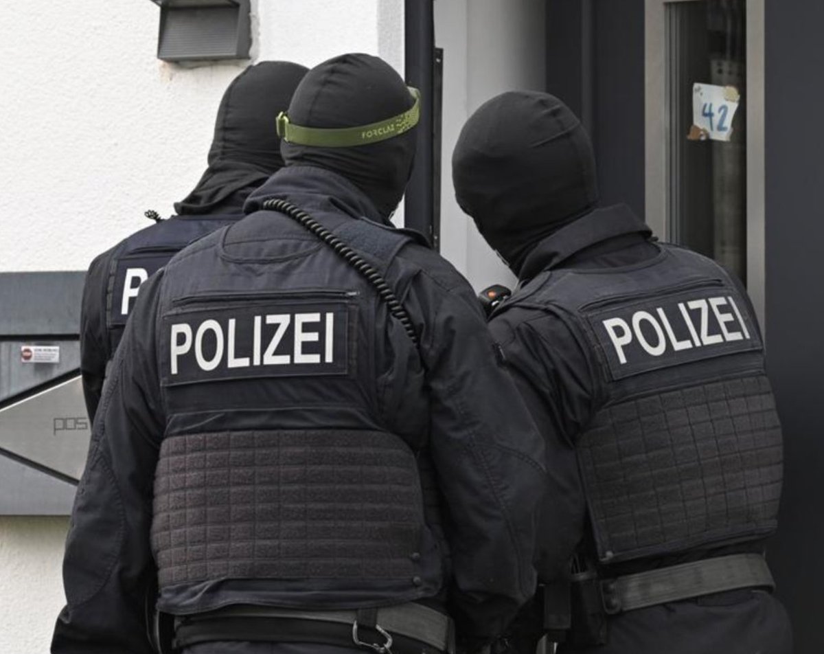 MarioBojic's tweet photo. UDARNO: Nemačka policija od jutros je privela više od 150 osoba zbog objava na društvenim mrežama.

Ove objave uključivale su vređanje nemačkih političara koji su na vlasti.

Ponoviću, nije Severna Koreja, nije Rusija ili Iran već Nemačka, Evropska Unija. https://t.co/zgJW3DtnYk
