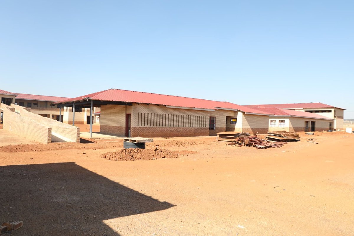 GPDID's tweet photo. 🚧 CONSTRUCTION UPDATE!!🏗️ 

[1/2]: Simunye Mega Smart School – Bekkersdal, Westonaria. Designed to accommodate 1,200 learners, construction began in April 2022 with an original completion date of October 2023, later extended to March 2025. https://t.co/gaHJxHD6jm