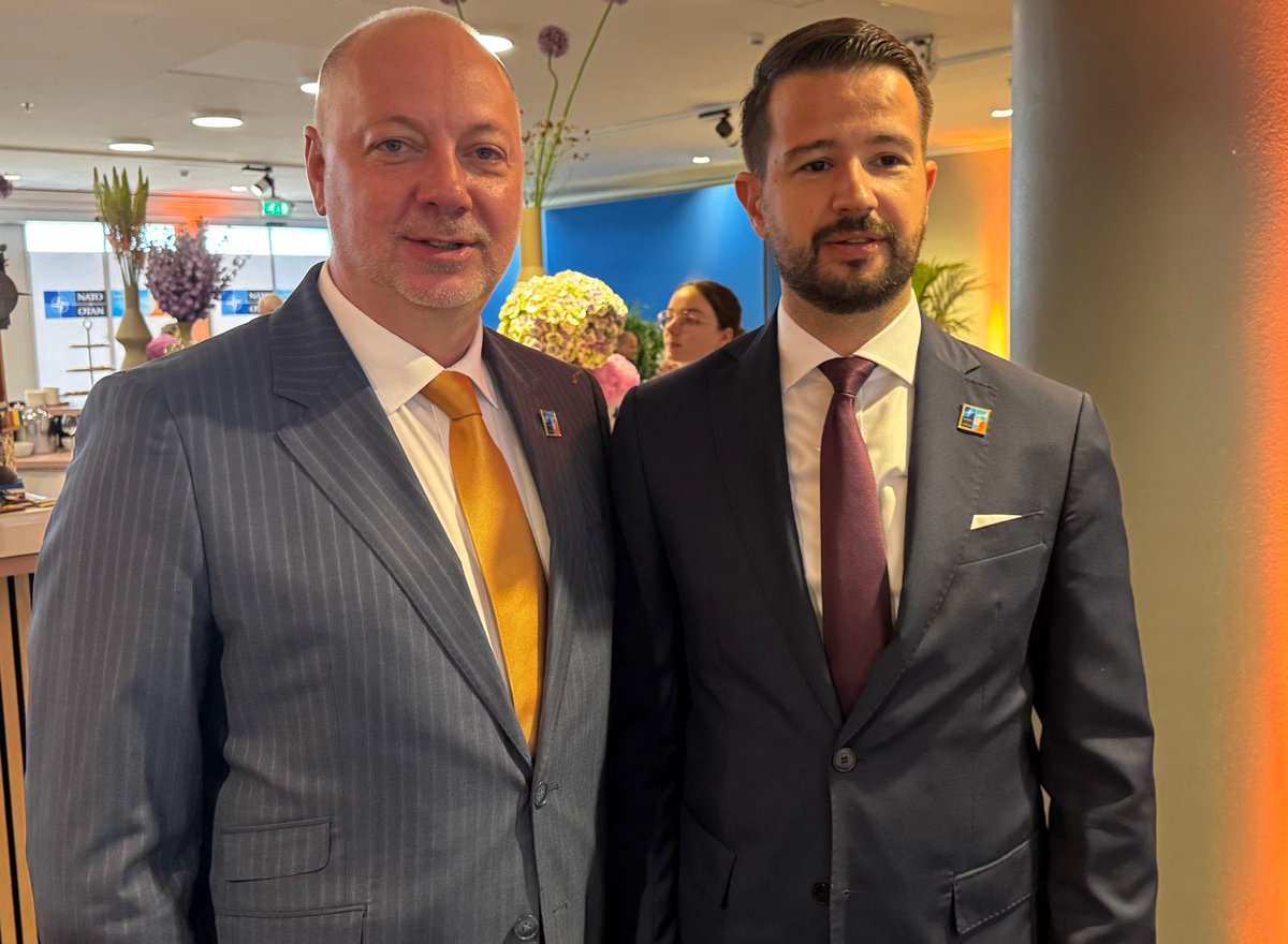 R_JeliazkovPM's tweet image. As NATO ally, Bulgaria continues to support the enlargement of the EU with the countries of the Western Balkans. Together with the president of Montenegro @JakovMilatovic, we talked about regional cooperation in the field of defense and security. #NATOsummit2025