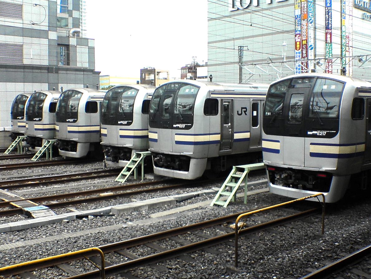 hs3419x's tweet photo. 113系、183系、253系、そしてE217系...
思い出の総武本線、最後の電車にさよならを。

配9744ﾚ
EF64 1031+E217系Y-101編成+Y-102編成
2025.6.25 https://t.co/HQpyYmjQIj