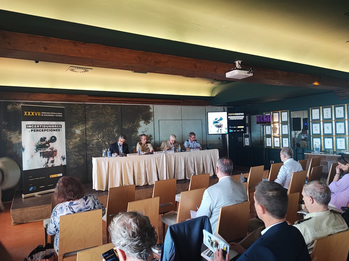 Asociación de Periodistas Europeos (@apeuropeos) on Twitter photo Para hablar de las amenazas a la información y de las armas del periodismo tenemos en #seminariodefensa a <a href="/FranSevillaRne/">Fran Sevilla</a> <a href="/cfranganillo/">Carlos Franganillo</a> y a los Coroneles José Luis Calvo y Ángel Gómez de Ágreda Para hablar de las amenazas a la información y de las armas del periodismo tenemos en #seminariodefensa a <a href="/FranSevillaRne/">Fran Sevilla</a> <a href="/cfranganillo/">Carlos Franganillo</a> y a los Coroneles José Luis Calvo y Ángel Gómez de Ágreda