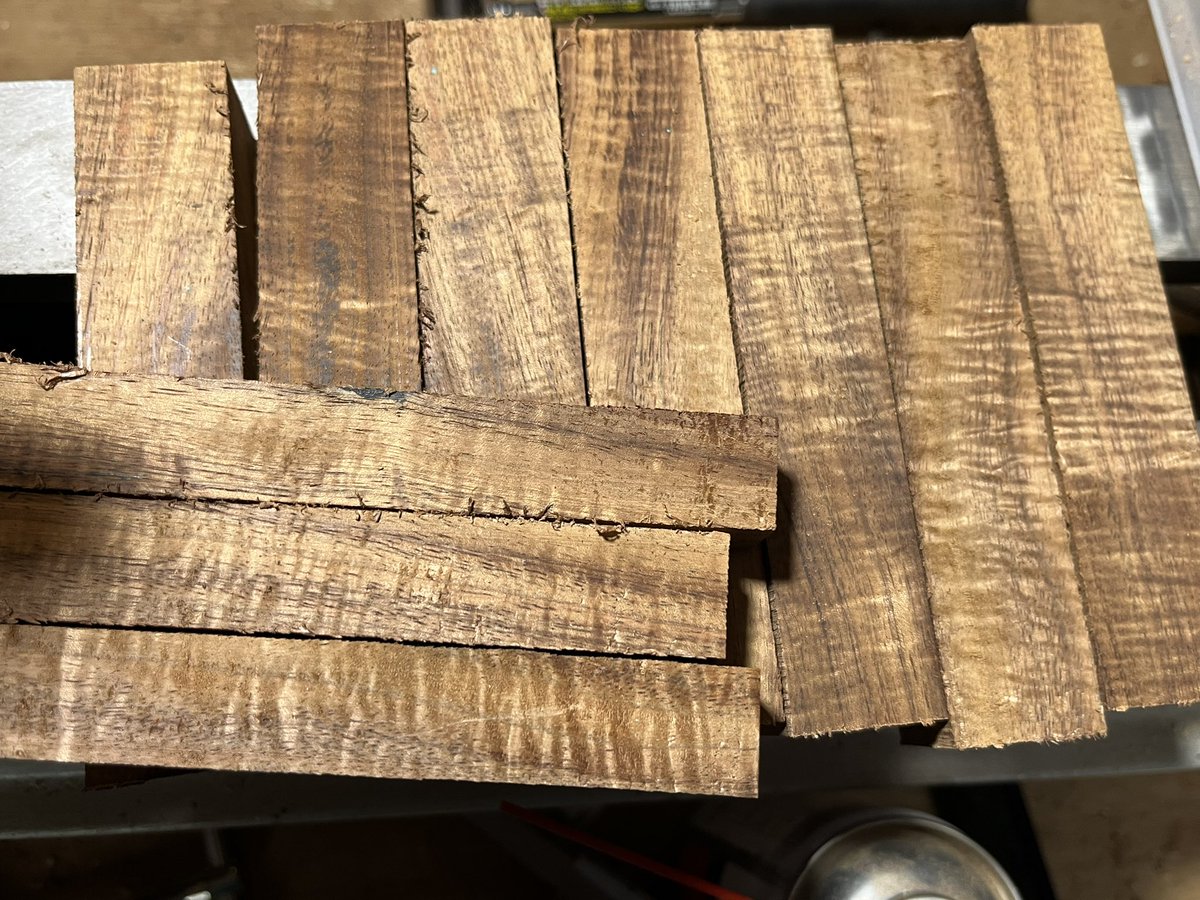 ハワイアンコア製材しました
虫穴多かったですがそれなりにブランク取れて安心です

これもハンコケースにする予定です