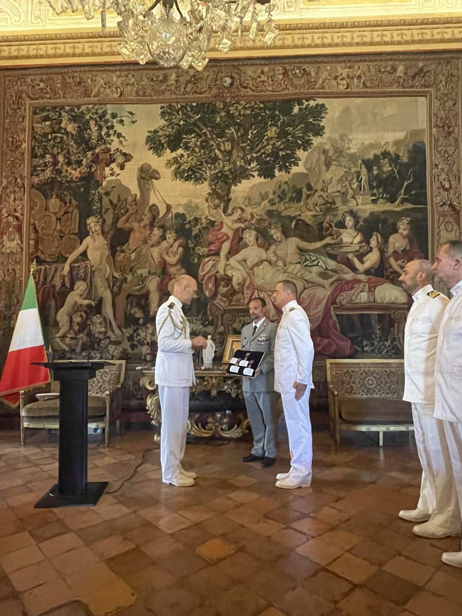 FRDefenseITALY's tweet image. ⚓ Ieri 4 ufficiali della @ItalianNavy 🇮🇹 hanno ricevuto la medaglia di bronzo della difesa nazionale 🇫🇷 per il loro impegno nel rafforzamento della cooperazione bilaterale tra cui #MareAperto e #Polaris2024

➡️ Un riconoscimento che rafforza i legami tra le nostre Marine 🤝