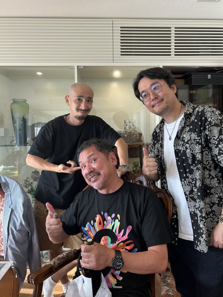 HiromasaOkujima's tweet photo. 師匠67歳の誕生日。大武とか言う漫画家の人と。 #猿渡哲也生誕祭 https://t.co/IAjcnrnwKZ