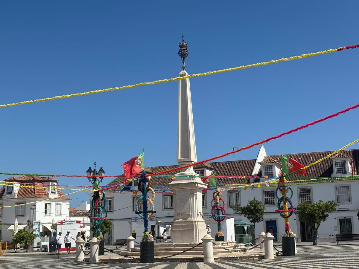 WhosKateStrange's tweet photo. Love fiesta times. I get my sparkle on! All the colours #VRSA Algarve. https://t.co/GapKOAeHEl
