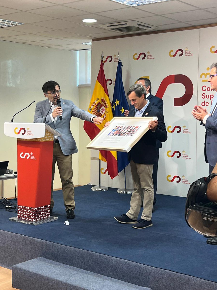 AXASegurosEs's tweet image. Alberto Jofre se despide de @Paralimpicos tras 30 años de dedicación y liderazgo.
Gracias Alberto por abrir caminos y crear oportunidades para tantos atletas 💙
Y bienvenido Francisco, juntos seguiremos apostando por el deporte adaptado.
paralimpicos.es/noticias/el-co…