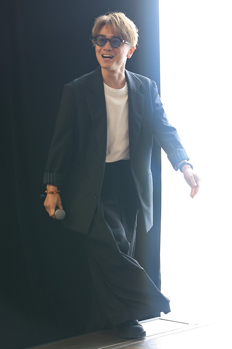 edgelinetokyo's tweet photo. 安田章大Amazon Music x Audible会見登場！「機械を通しても消えない」ものを熱弁 https://t.co/yGSduzdPjY

ニコニコとしながら陽光を浴びて登場
自身の独特な世界観からのトークを繰り広げ報道陣を聴き入らせることに
#AmazonMusic
#Audible https://t.co/c9anzMuFaQ