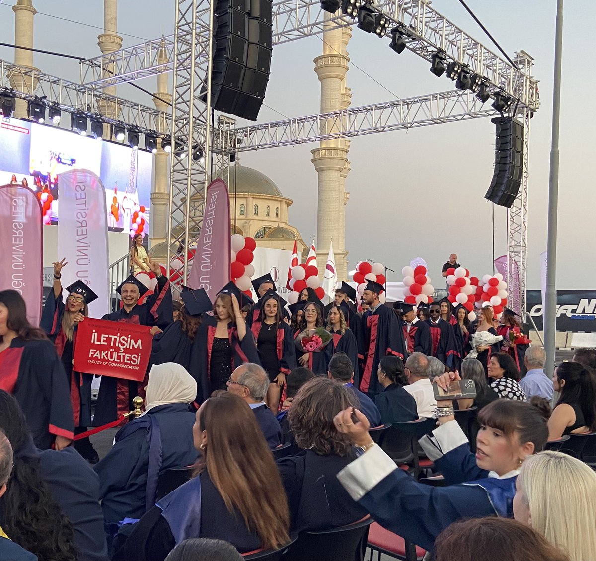Başarılı mezun öğrencilerimizi coşkuyla uğurladık. 

Yolunuz ve bahtınız açık olsun gençler!

Yakın Doğu Üniversitesi
İletişim Fakültesi
