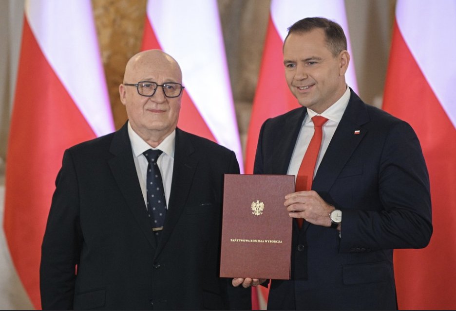 ExplicitePL's tweet image. 🧵TUSK FAŁSZOWAŁ wybory prezydenckie, ALE NIEDOFAŁSZOWAŁ - stąd panika i próby desperackie podważenia decyzji demokratycznej Polaków sztuczkami oraz przy wykorzystaniu propagandy Sznepfowej, Romana „92 mln z Polnordu” Giertycha, zaopatrzonego w immunitet po ucieczce do Włoch…