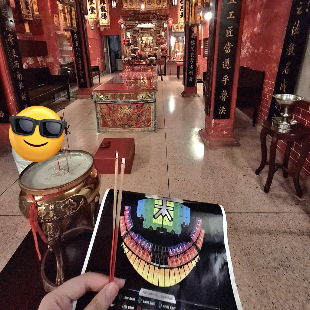 ขอให้ทุกคนที่เห็นทวิตนี้ ขอให้กดบัตรได้โซนที่อยากได้กันถ้วนหน้า ส่วนคนที่ใช้บอท ก็แล้วแต่