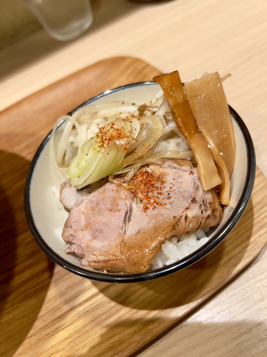 🚉小手指〜👣小手指町1丁目 7分
🍜麺屋幸生

【KOSEI BLACK】
＋大盛り、ライス🍚

あの幸生がブラックをやるとは…っ‼️
いてもたってもいられず、レッツ小手指
開店前の到着時に外待ち1人
めっちゃラッキー✌🏻
開店して食券を買い、カウンター席へ
味噌のお店のブラック
果たしてどう言う解釈なのか⁉️