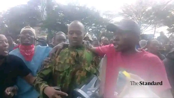 HellcattGt's tweet photo. One police officer has been "kidnapped" by peaceful protesters in Nairobi CBD, ameambiwa asema Wantam akakataa,sasa wanazurura na yeye wakiimbia "Ruto Must Go!" kwa maskio yake askie vizuri 
😂😂 https://t.co/YIpVBQEbcU