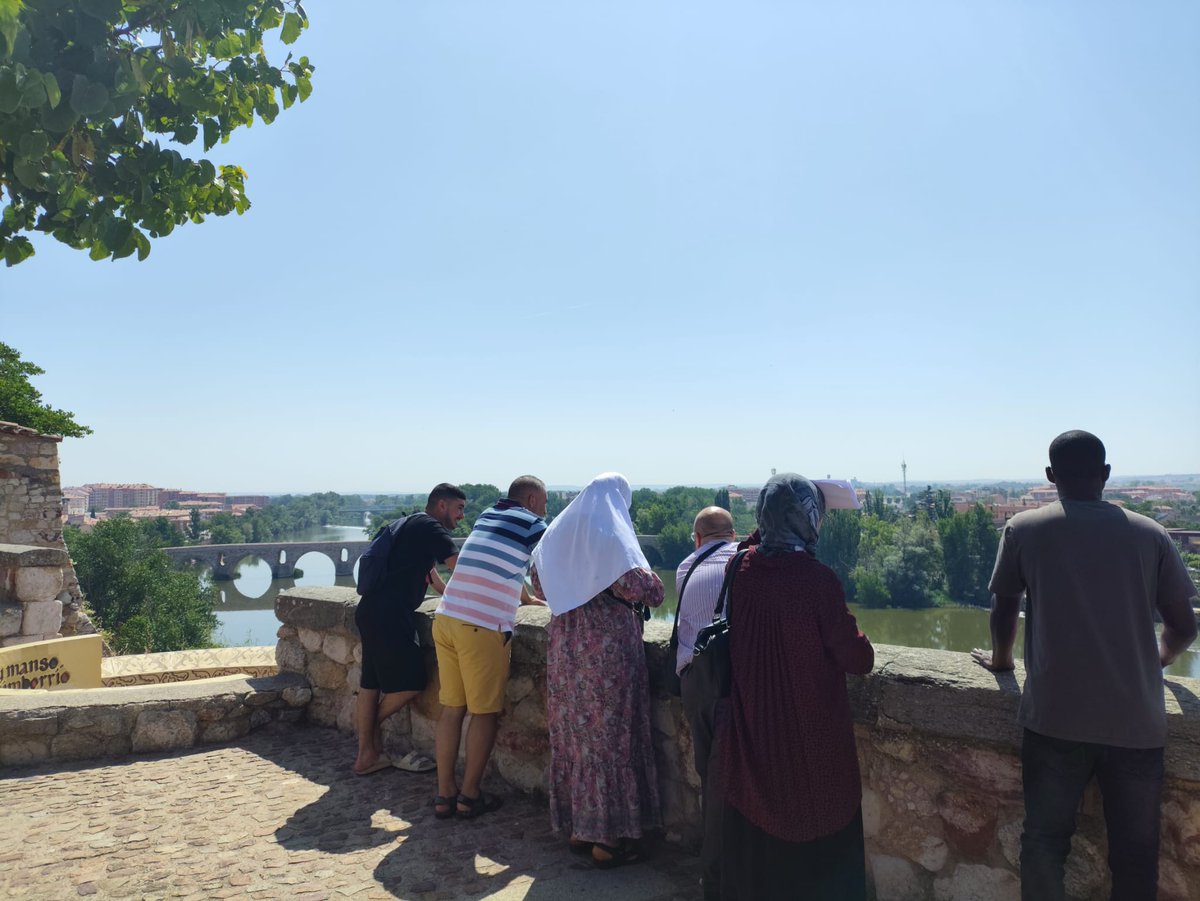 caritas_zamora's tweet photo. 👀 La semana pasada, los alumnos de las clases de alfabetización y cultura española disfrutaron de una salida cultural por el casco antiguo de Zamora,  promovida por el voluntario del programa 👏
#ProgramadeInmigrantes #CáritasDiocesanadeZamora #Mientrashayapersonashayesperanza https://t.co/iiOCJGP3zR
