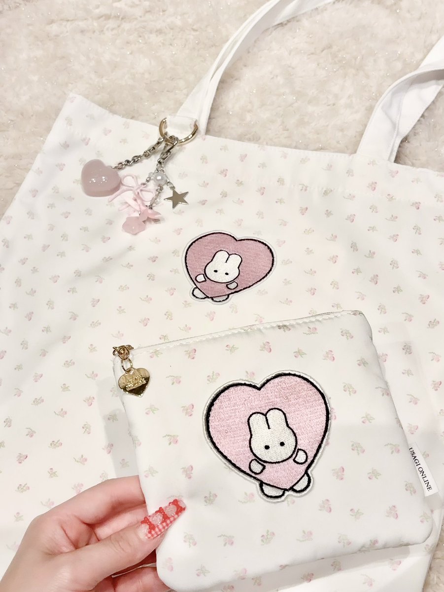 素朴でかわいいうさぎちゃんがついたトートバッグ、PCもA4サイズも