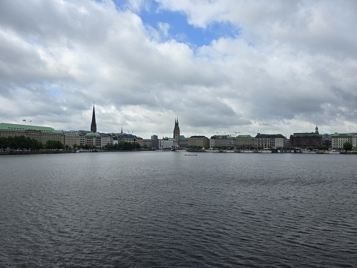 My German périple has begun.
Marburg, Hamburg, Berlin, Kassel, then back to Marburg — all in one week.
Three talks, five conferences, countless conversations… and most likely a few rain showers under these ever-grey skies :)