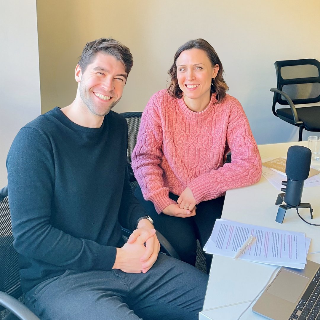 👶 #Geburt: Was passiert alles zwischen Blasensprung bis zum Moment, in dem das Baby im Arm liegt? In einer neuen #Podcast-Folge von "Geburt in der Charité" schildert Hebamme Julia Blumenstein im Gespräch mit Host Dr. Paul Rostin den gesamten Ablauf. 🎙️ Jetzt reinhören: