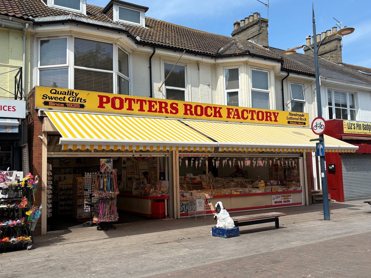 CooksBlinds's tweet image. A fresh new look for a local favourite! We removed the old awning covers at this beloved sweet shop &amp;amp; replaced them with vibrant new acrylic fabric awnings. #CooksBlindsandShutters #ShopAwnings #ShopFront #ShopFrontMakeover #Awnings #LocalBusiness #MadeToMeasure #SweetShop