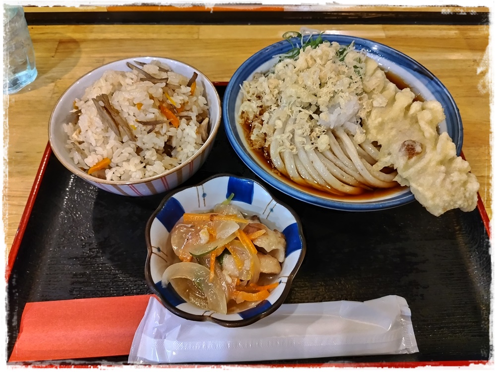 今日のランチ
#うどん讃く さん
サービス定食^4^👀
２年と２カ月振りやね うどん 讃くさん♪サービス定食おば♪うどんはひやかけにちくわ♪全粒粉入りの麺♪ズズッと(੭•̀ᴗ•̀)੭うまし♪あちゅあちゅちくわ天も、優しい味付けのかやくご飯も(ﾟдﾟ)ｳﾏ～ゴチ
#うどん