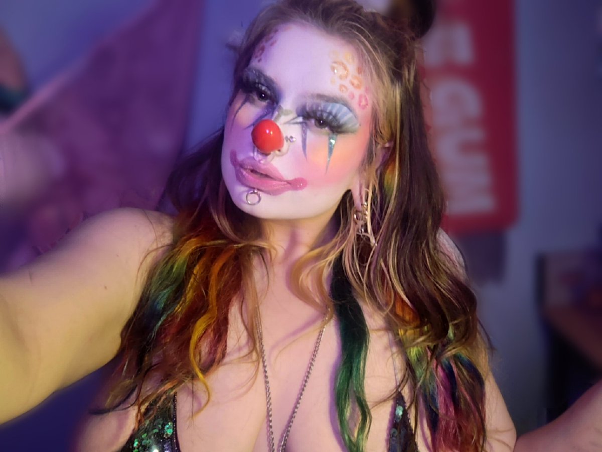 sickostick's tweet photo. 💓 Aww... You got a little Clown Crush? 💓 https://t.co/oUqMtJDSMs