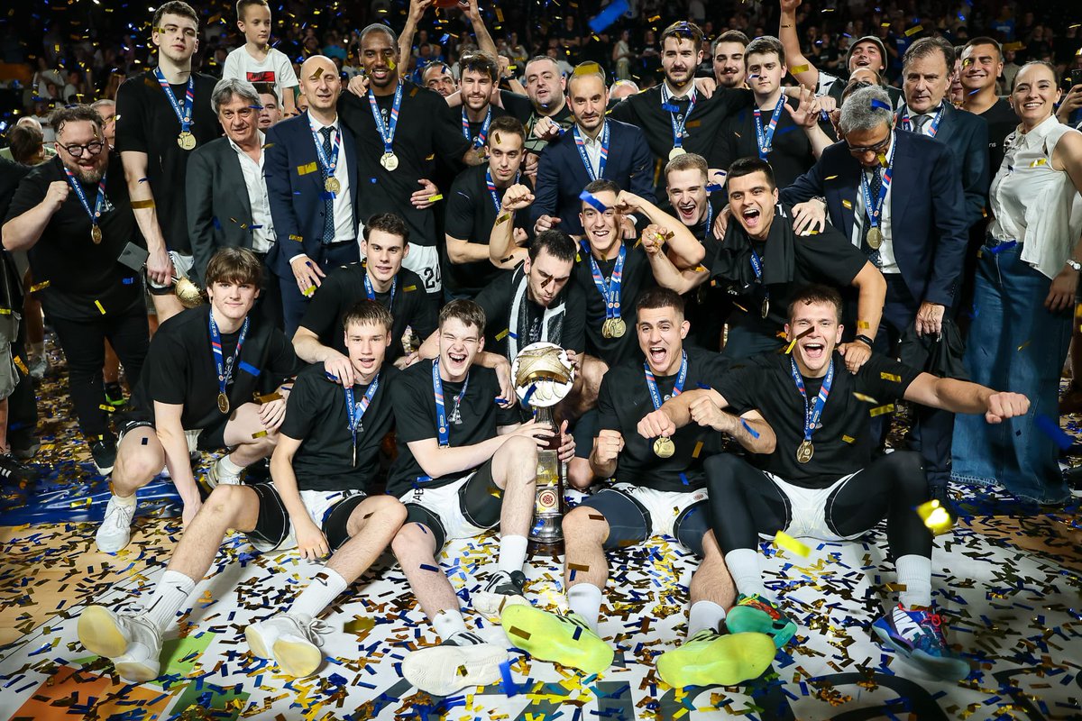 Ostoja1945's tweet image. Takmičarska sezona je uspešno završena! Čestitam timu, stručnom štabu, članovima UO, sponzorima, navijačima i svima koji vole i poštuju Partizan!
Posebno želim da čestitam našim mladim igračima i treneru Karaičiću koji su opravdali ukazano poverenje i sve nas obradovali svojom…