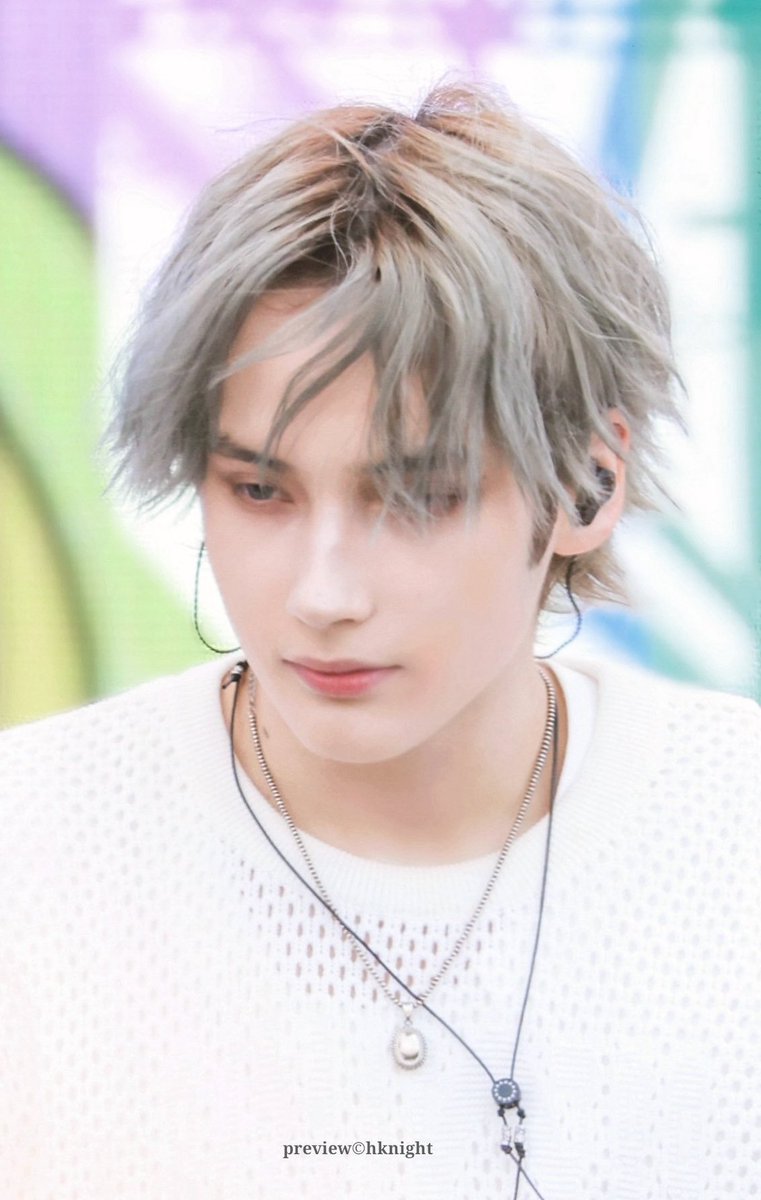 PopHnk's tweet photo. HUENINGKAI brought back his silver hair a year later.

June 2024                            June 2025 https://t.co/AxqUBuSqmM