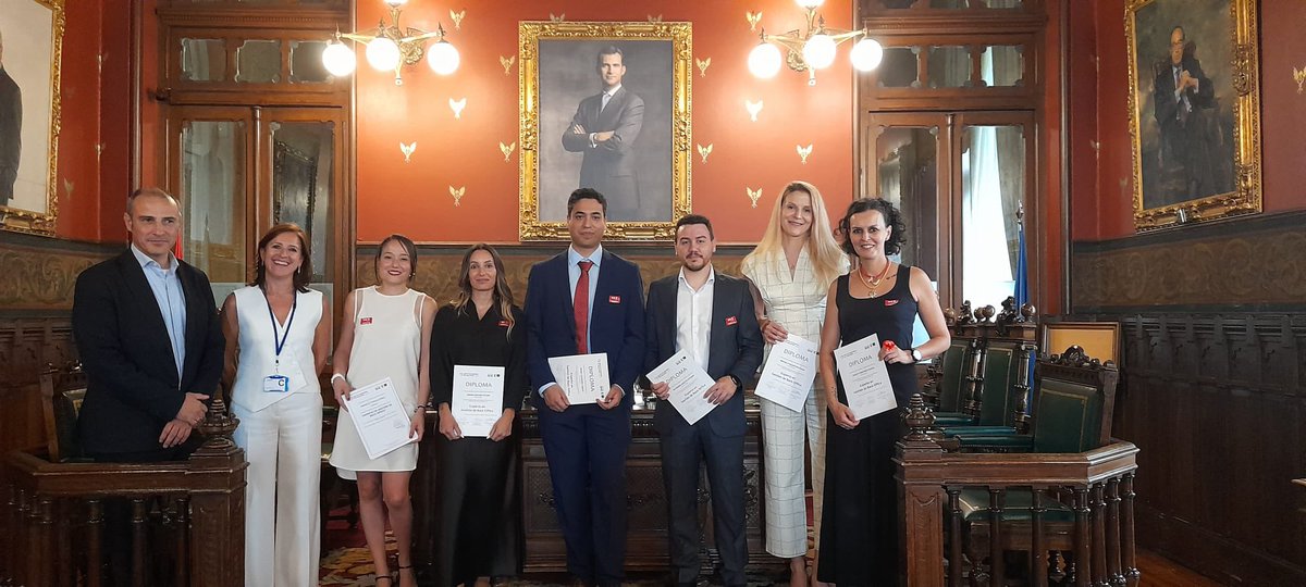 🎓 ¡Graduados! En la tarde de ayer tuvo lugar la entrega de diplomas junto a <a href="/BolsaBME/">BME</a> de nuestro curso Experto en Gestión de Back Office.

📍 El evento tuvo lugar en la Bolsa de Madrid

👏🏼 ¡Enhorabuena a todos los graduados!
