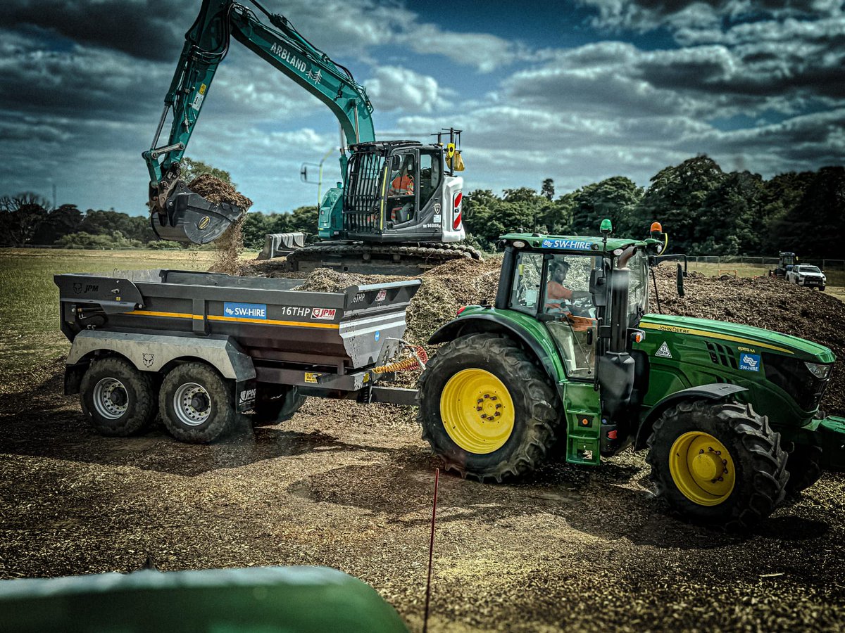 📸Customer Photo: John Deere 6155M and 16t JPM Dump Trailer 

🚨Fitted with a green beacon and Safety Shield systems. 

View our tractor hire fleet - for both 𝗣𝗹𝗮𝗻𝘁 and 𝗔𝗴𝗿𝗶𝗰𝘂𝗹𝘁𝘂𝗿𝗮𝗹 use.

sw-hire.co.uk/hire/tractors/…
#PlantHire #Safety #TractorHire