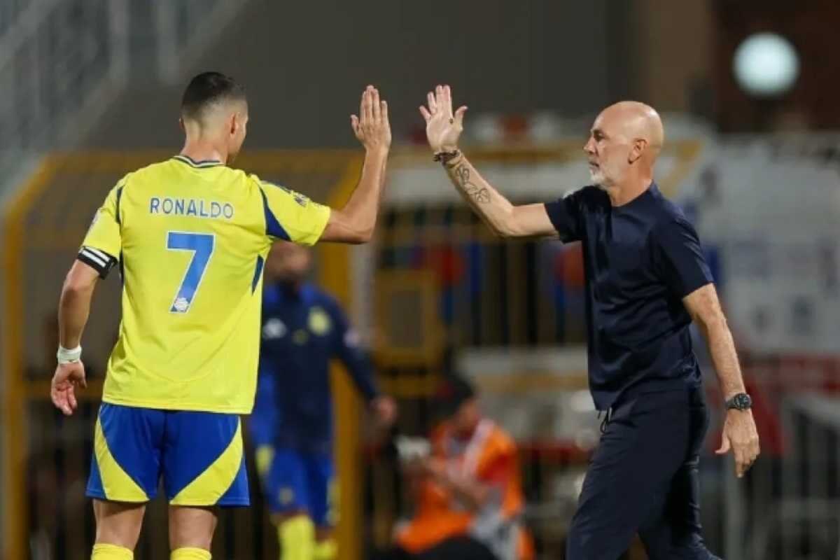 FabrizioRomano's tweet photo. 🚨🟡🔵 Al Nassr and Stefano Pioli part ways with immediate effect as contract has been terminated.

💜⚜️ Pioli will now sign in as new Fiorentina head coach, all done since two weeks ago. https://t.co/oGqISSN1ct